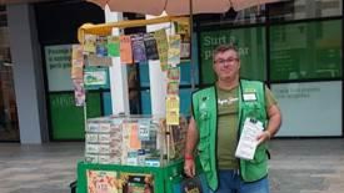 Els venedors i venedores de l’ONCE, com Manuel Lopera contribueixen a un model de joc responsable i solidari.
