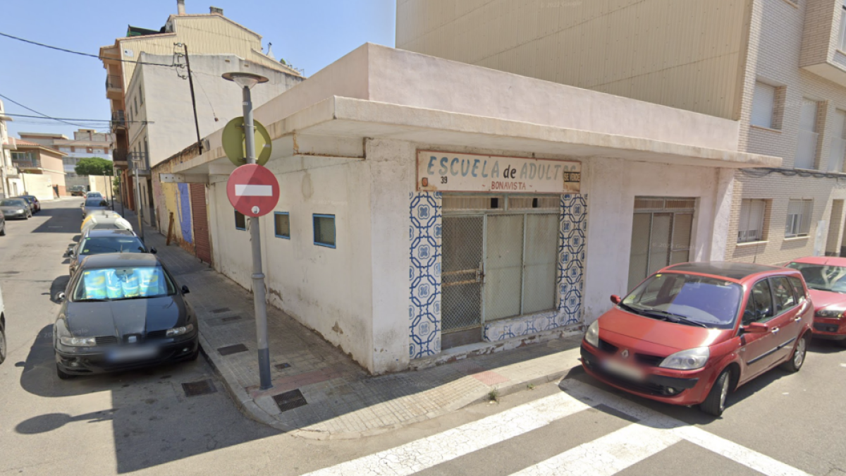 L’edifici on es projecta el nou centre de culte acollia abans l’escola d’adults.