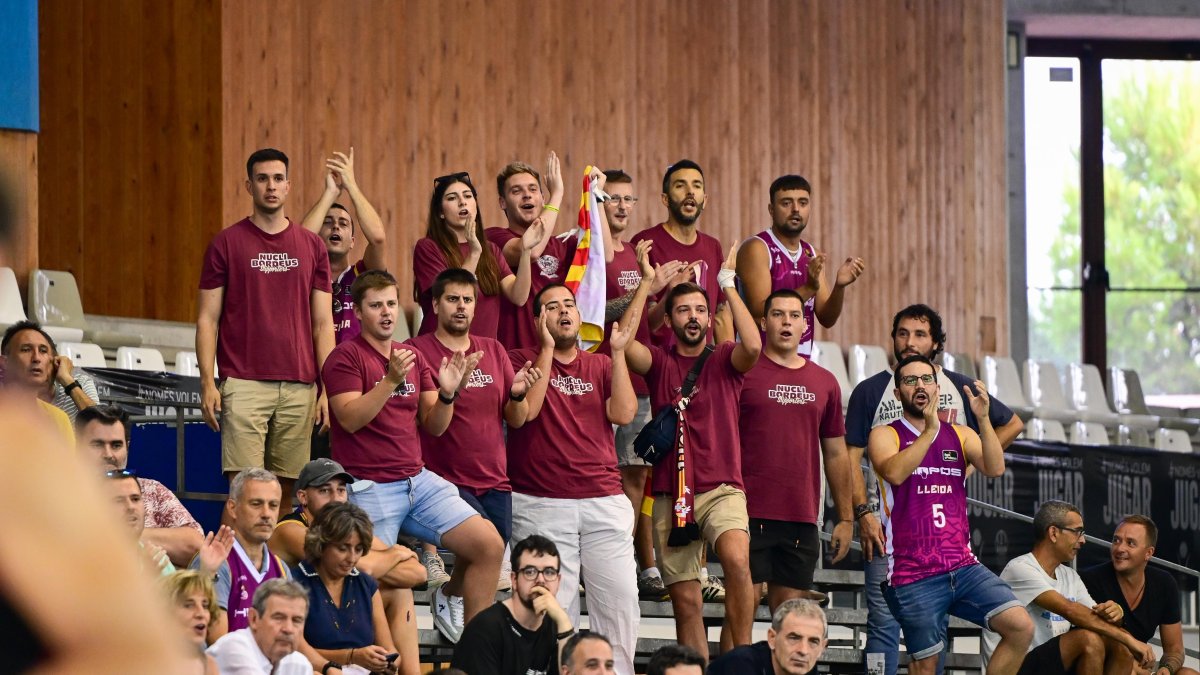 Aficionats donant suport a la grada del Palau d'Esports aquest dimecres.