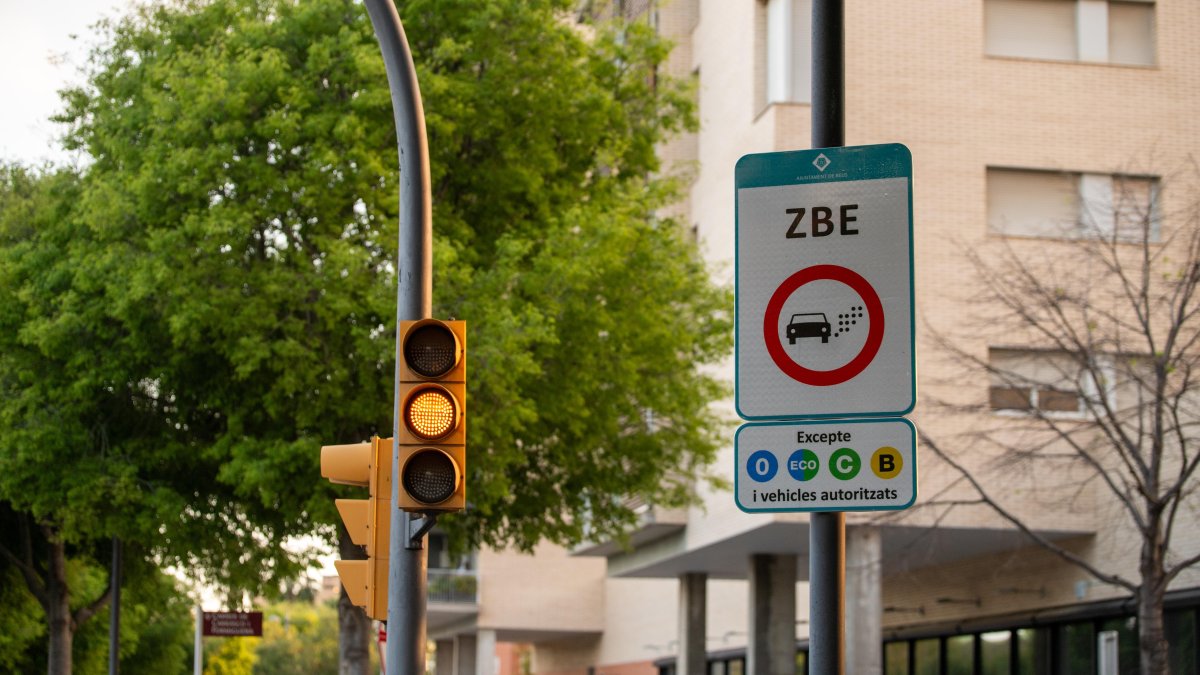 Un cartell que anuncia l’entrada a la Zona de Baixes Emissions (ZBE) de Reus.