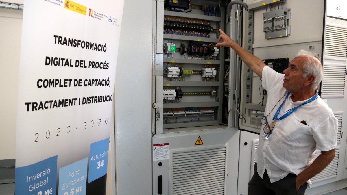 Equips dels nous variadors de freqùencia per bombar aigua amb menys consum energètic a l'estació del CAT de l'Ampolla.