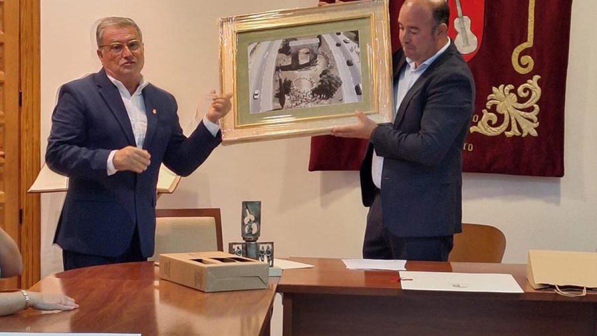 Virgili, entregando un cuadro del Arc de Berà al alcalde de Casasimarro.