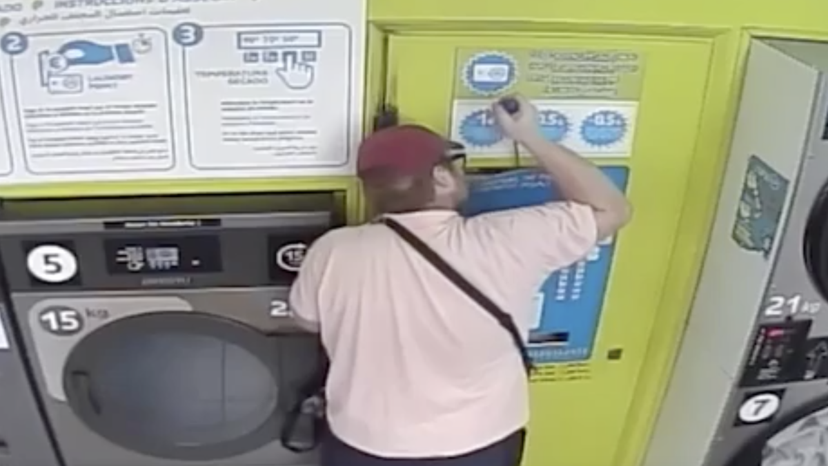 Imatge d'un dels robatoris amb força en una bugaderia de Barcelona