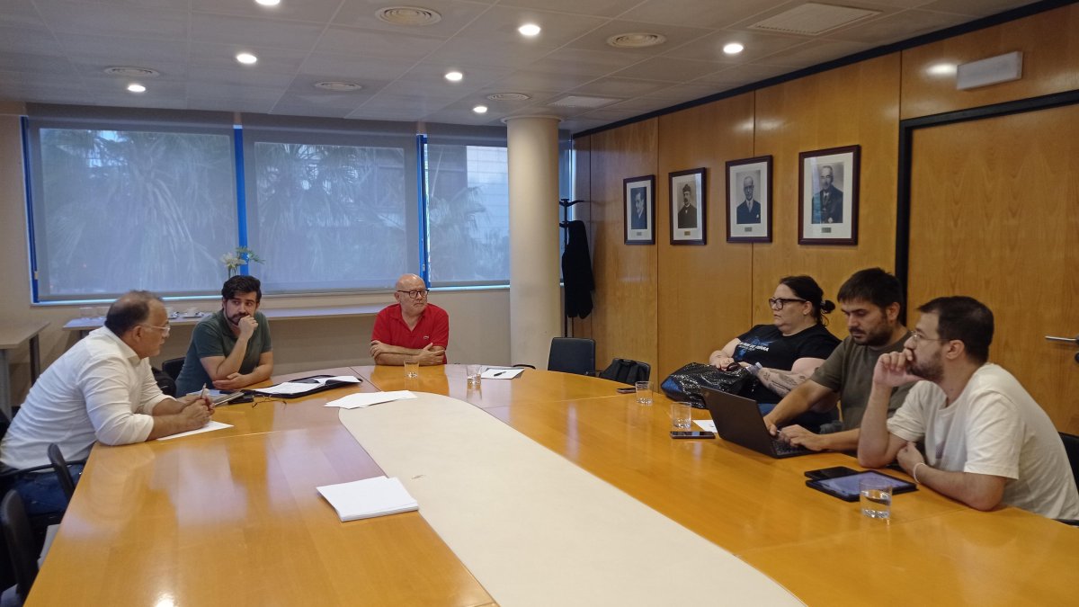 Un instante de la reunión entre el ICAT y Dignitat a les Vies.