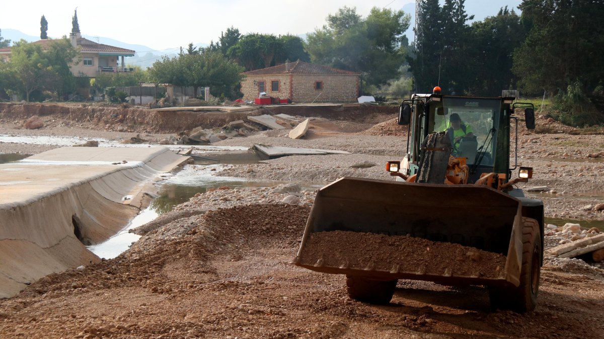 La máquina enviada por la ACA al barranco de la Galera a su paso por Masdenverge retirando sedimentos el cauce.