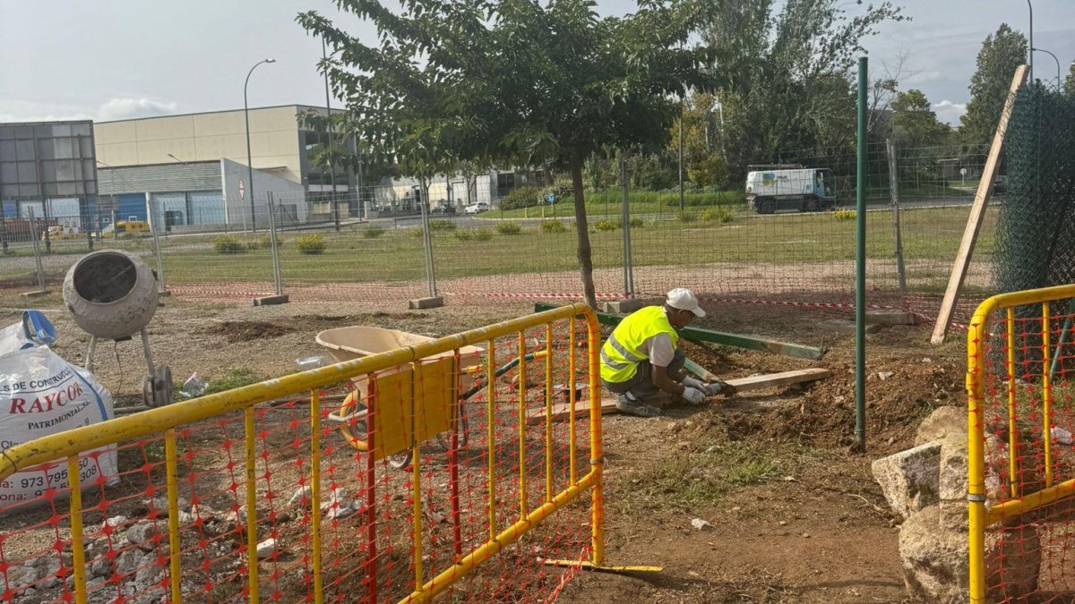 El nuevo aparcamiento coge un espacio de poco más de 820m² del espacio de esparcimiento|recreo para perros, sin generar una pérdida importante de superficie.