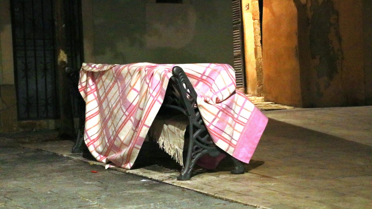 Una persona dormint al carrer a Tarragona.
