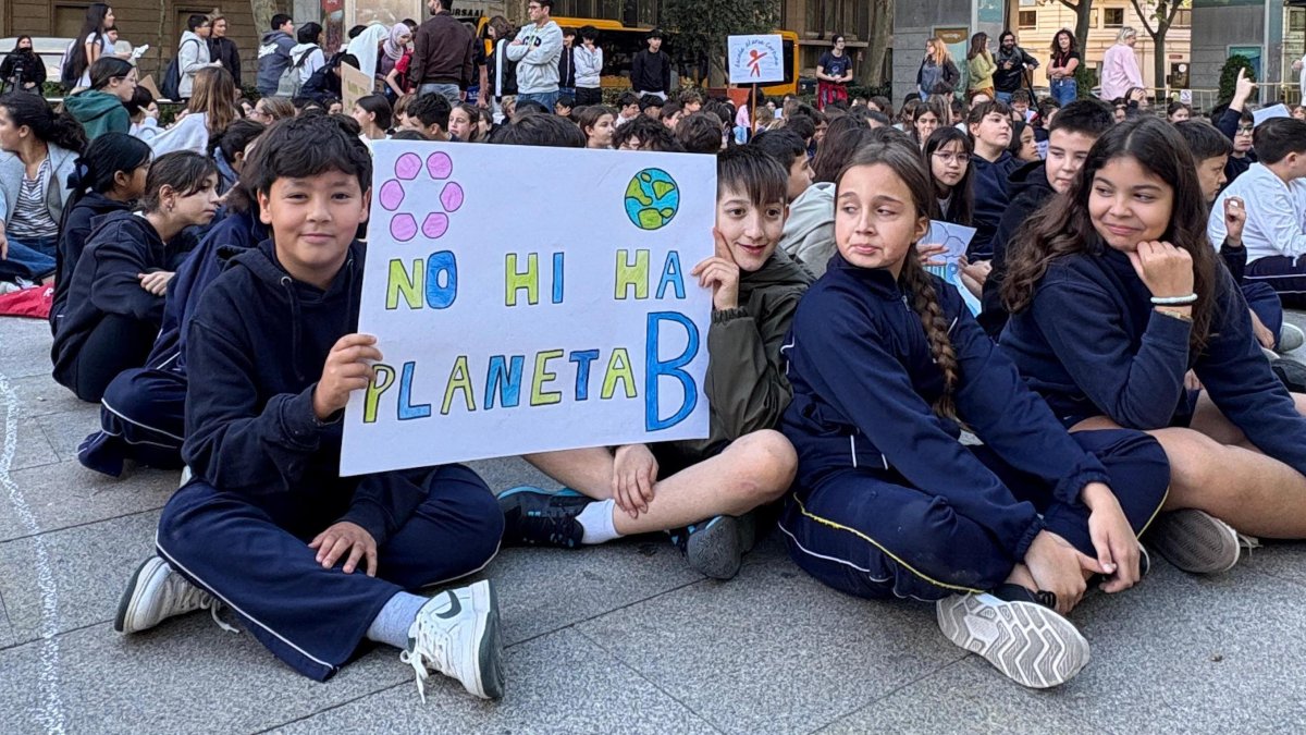 En los carteles se han podido leer mensajes como “no Hay planeta B”, “No ensuciamos el mar” o “Cuidamos el planeta que sólo tenemos uno”
