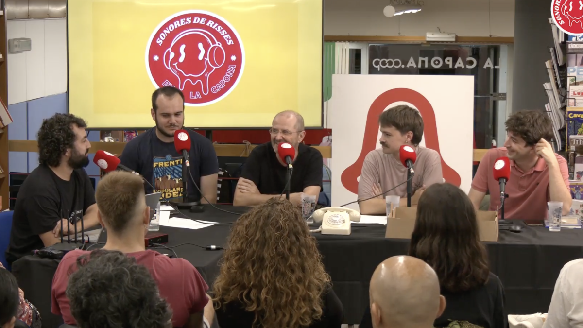 Imagen de la grabación del primer episodio del podcast ‘Sonores de Risses’ en La Capona