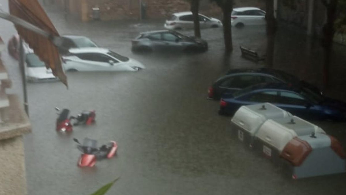 El cruce entre las calles Castaños y Smith, inundado por los aguaceros de Santa Tecla del 2022.