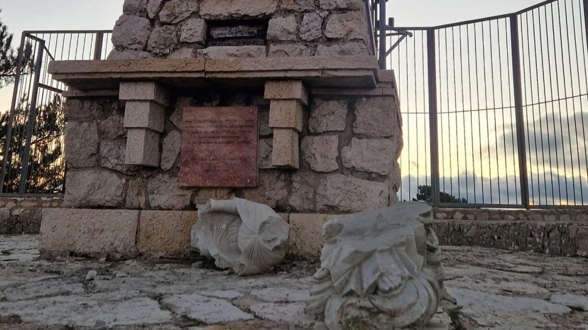 Imatge de la Mare de Déu de la Cinta destrossada.