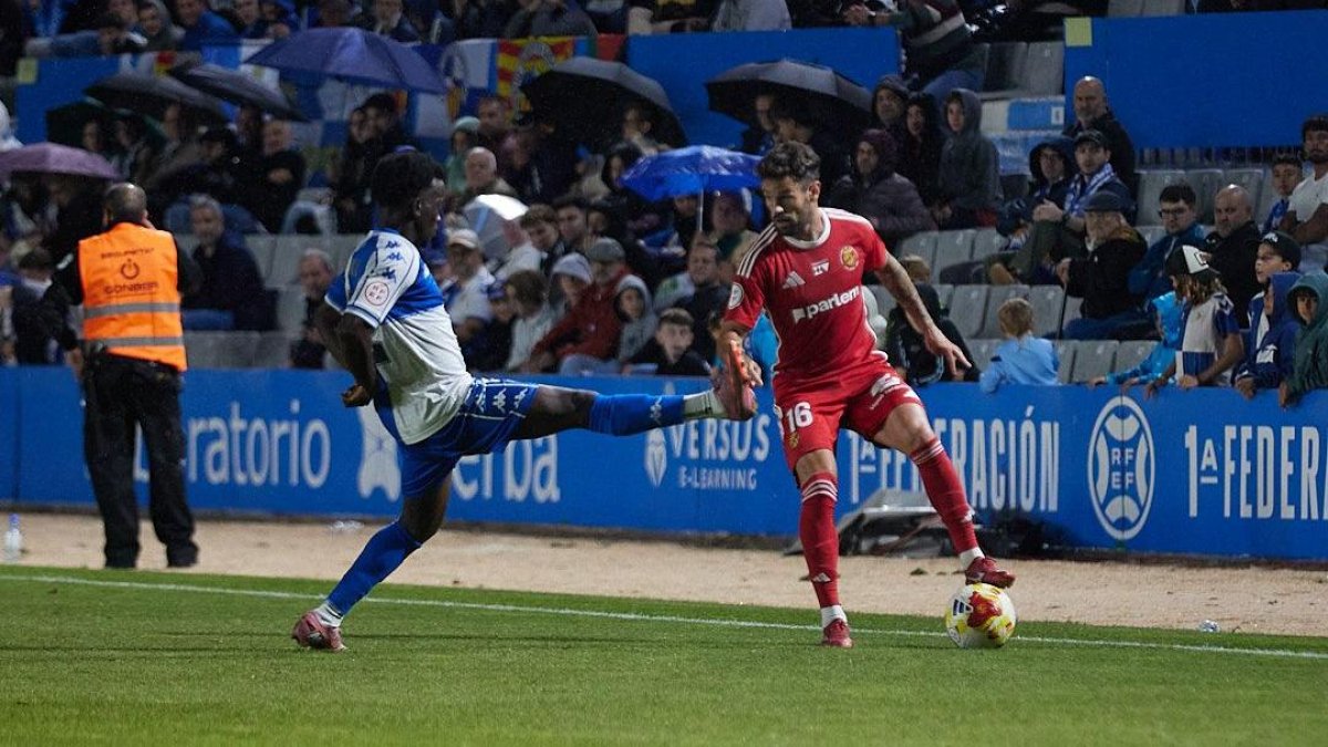 El jugador del Nàstic Moi Delgado durant el duel contra el Sabadell a la Nova Creu Alta