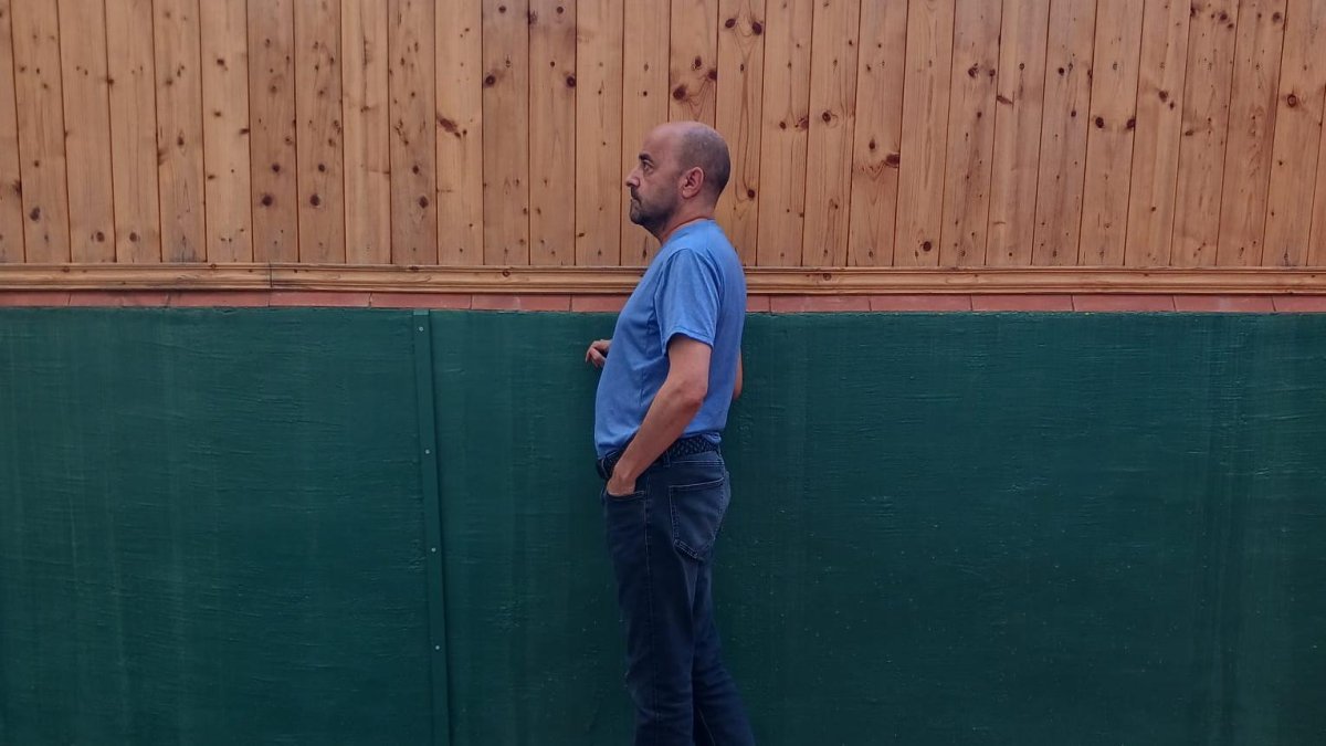 Pere Puig, de 54 anys, és veí de Reus i necessita ajuda per posar-se dempeus.