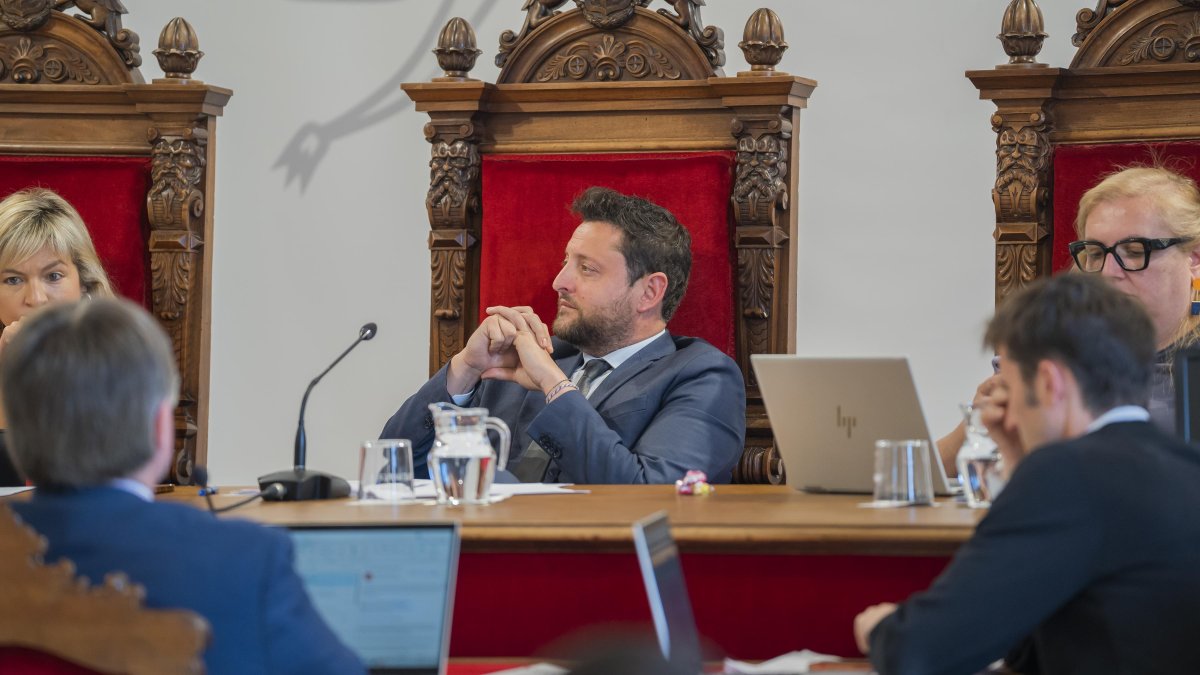 Imagen de archivo del alcalde de Tarragona, Rubén Viñuales, presidiendo una sesión plenaria en abril del 2024.