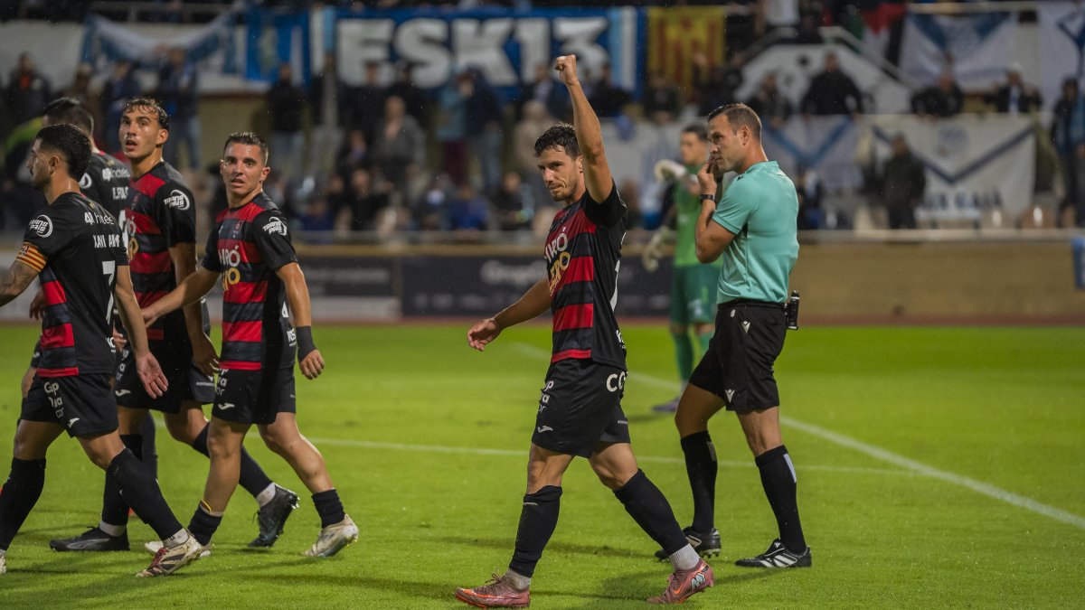 El jugador rojinegro Ricardo Vaz celebrando el primer gol del partido contra el Europa.