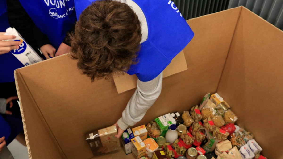 Un voluntario coloca los alimentos recogidos.