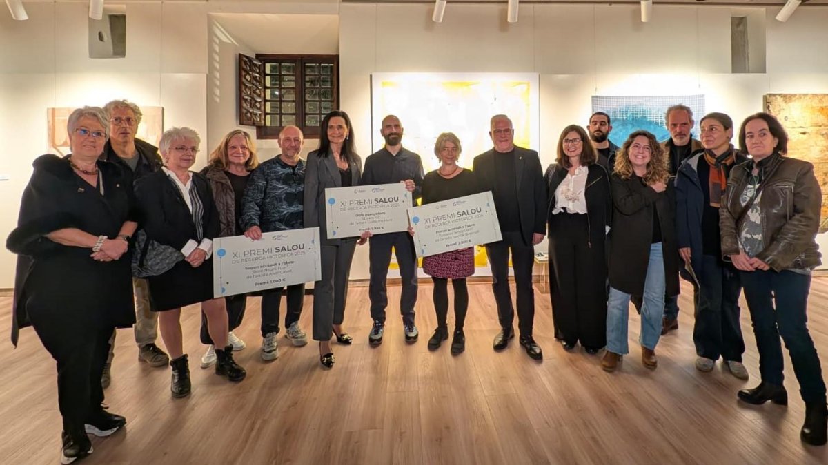 El alcalde y la concejala de Cultura con los ganadores del certamen