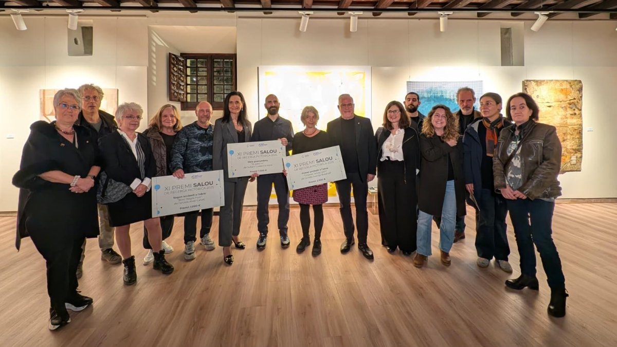 L'alcalde i la regidora de Cultura amb els guanyadors del certamen