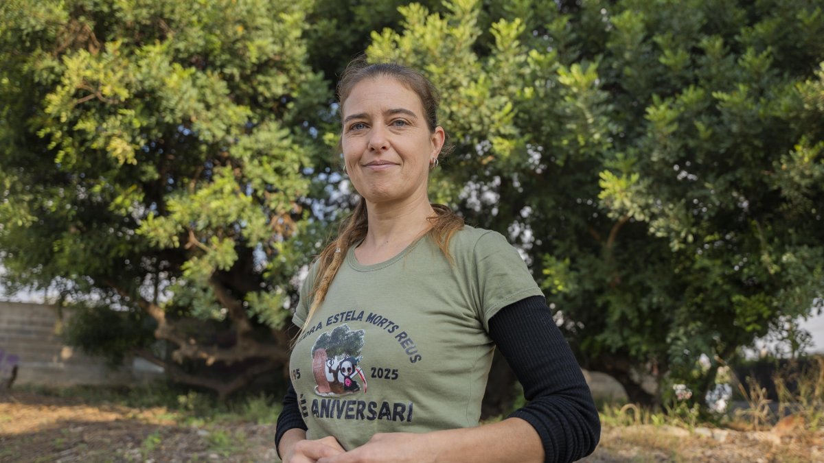 Fotografia de Marta Virgili Bosch, presidenta de l'Associació de Veïns Pedra Estela i Morts davant del Garrofer.