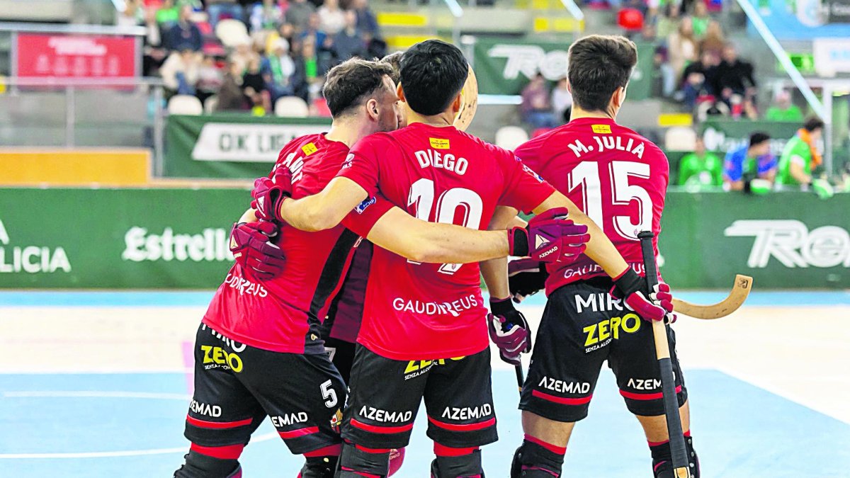 Els jugadors del Reus Deportiu celebrant un dels gols.
