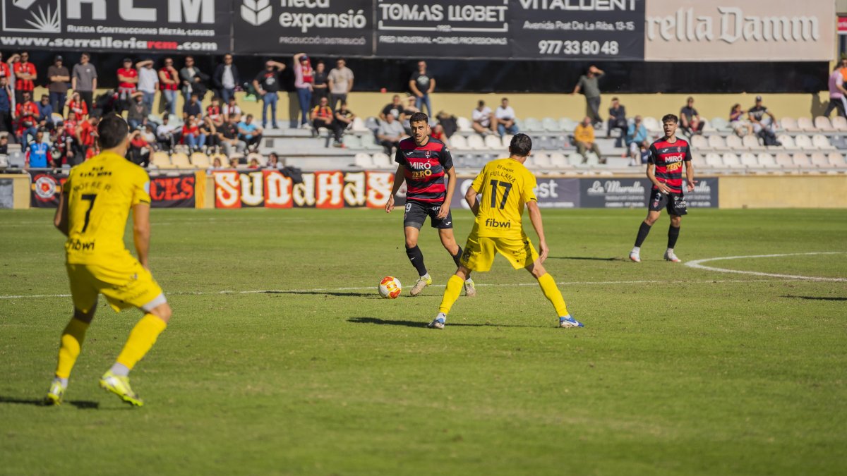 Andy Alarcón, uno de los sancionados para el próximo partido, durante el duelo contra el Poblense.