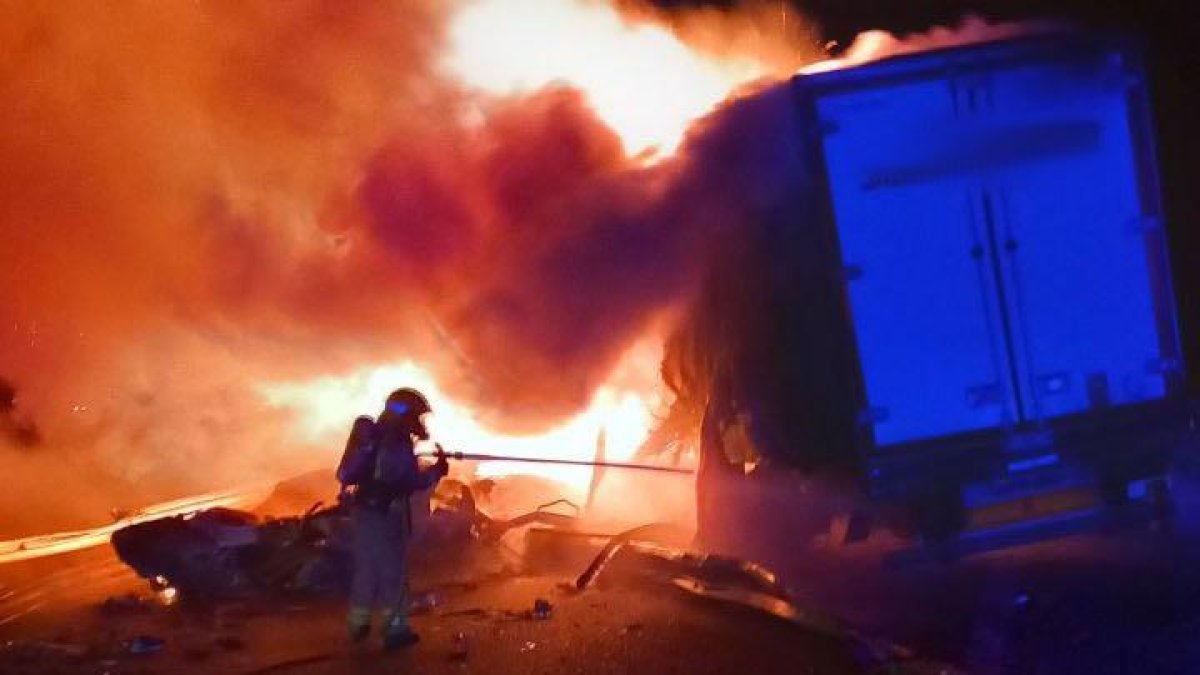 Els equips d'emergència treballant a l'AP-7 al punt de l'accident.