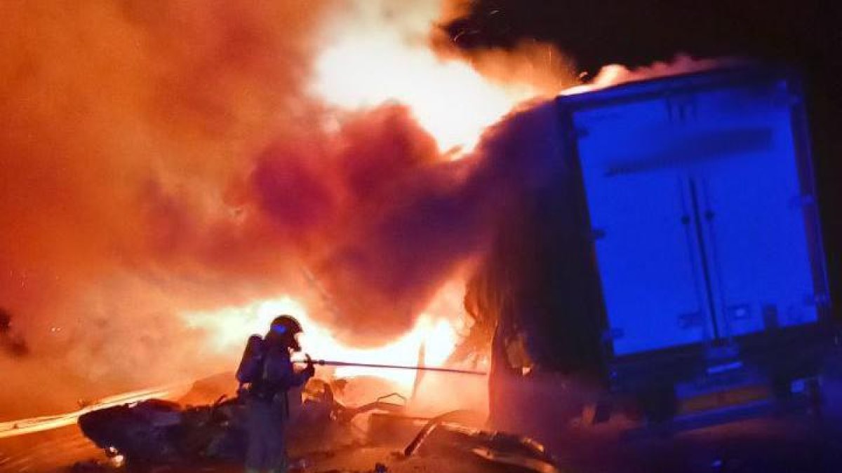 Los equipos de emergencia trabajando en la AP-7 en el punto del accidente.