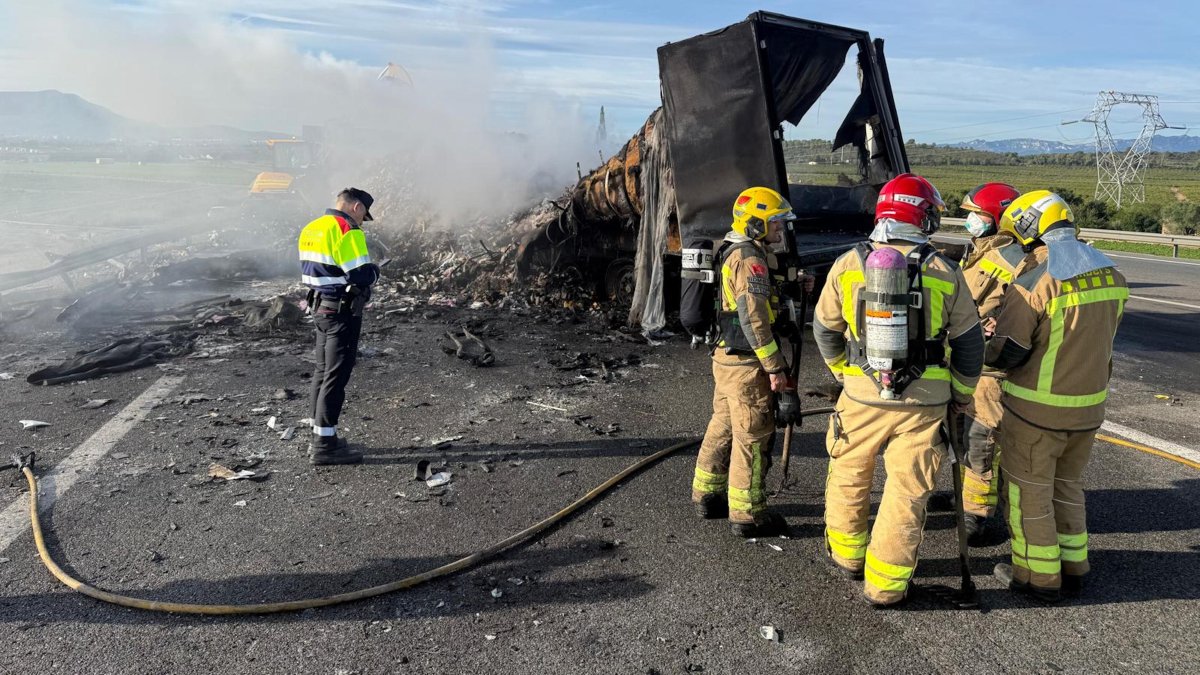 Los Bomberos trabajan en el accidente en l'Aldea que corta la AP-7.