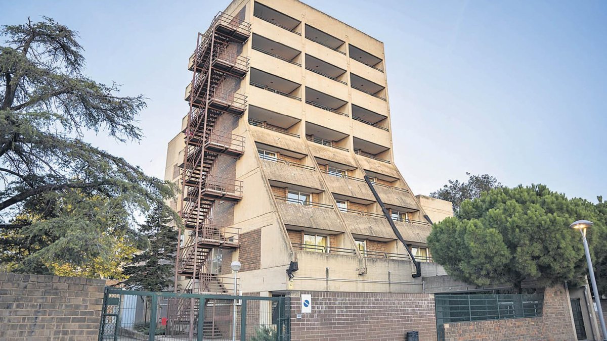 Fotografia de l'exterior de la Residència de Gent Gran de Reus, entre l'avinguda del segle XX i el passeig de Mata