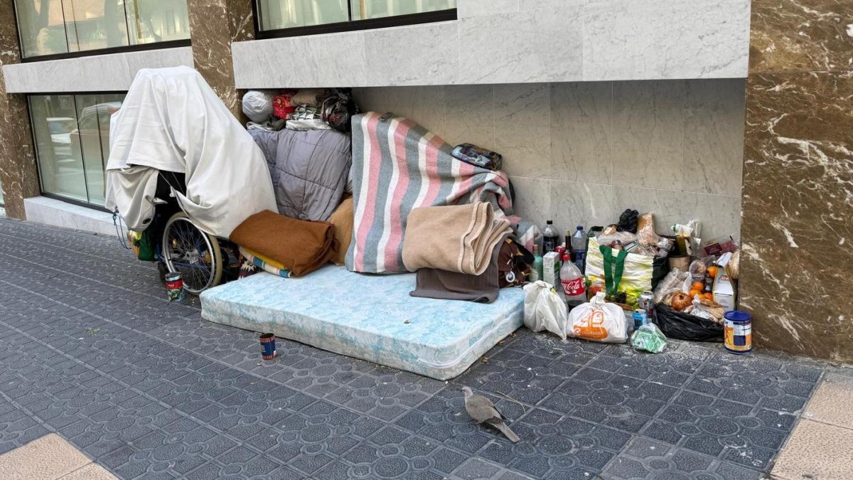 Imagen de las pertinences de las personas sin hogar que duermen en la calle Pare Palau