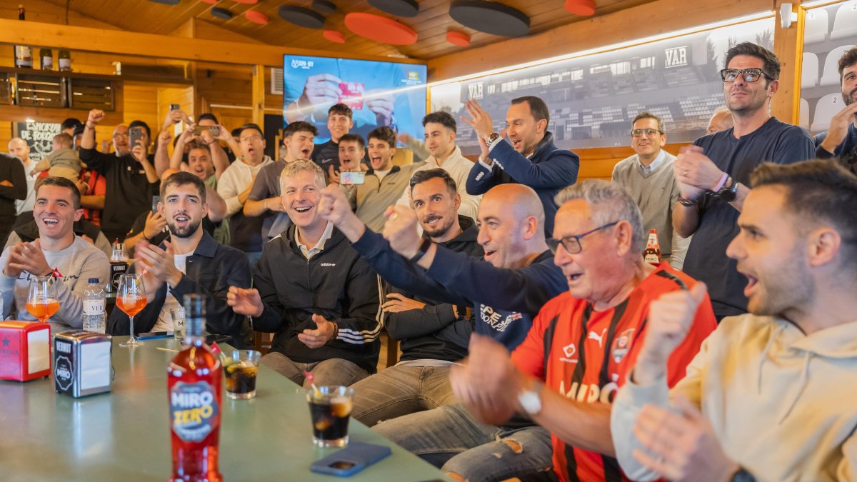 El cos tècnic del Reus i també Antonio Férez, conegut com «el Abuelo», celebrant amb eufòria el rival durant el sorteig