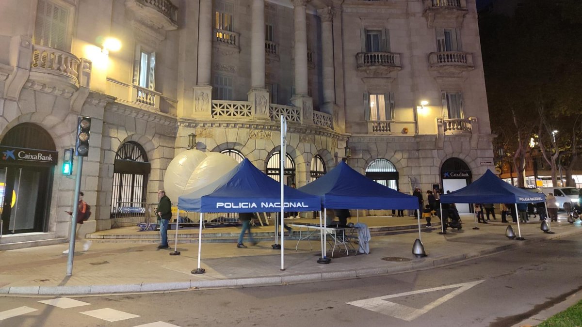 La plaza del Pintor Fortuny ha sido adaptada con elementos como toldos policiales.