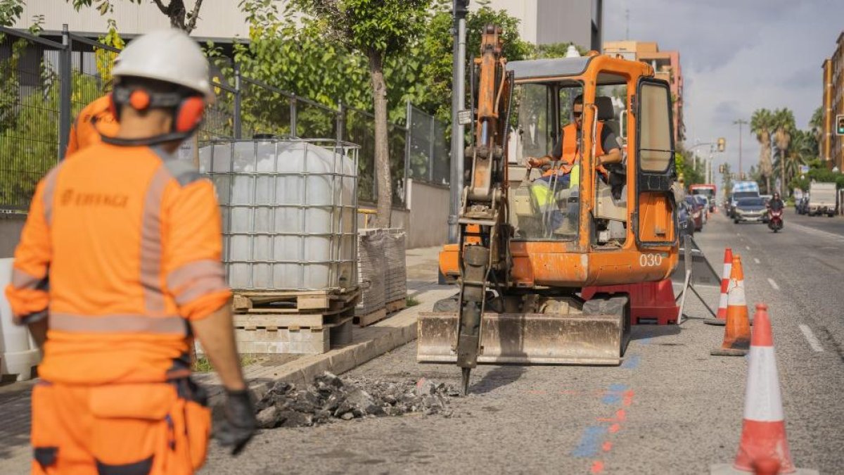 ​Imagen de archivo de trabajadores durante las obras de renovación de la avenida Andorra de Tarragona..
