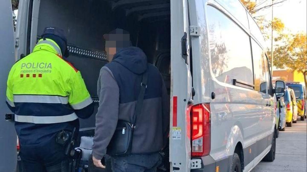 El dispositivo en el polígono Alba de Vila-seca ha contado con la participación de los Mossos, la Policía Local y agentes de Inspección de Trabajo.