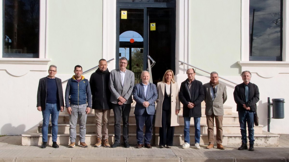 Imatges dels alcaldes i presidents dels consells comarcals de la Conca de Barberà, Alt Camp i Tarragonès que reclamen més trens de l'R13, davant l'estació de Valls.
