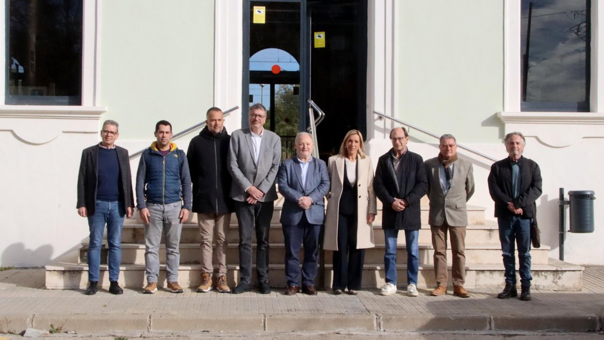 Los alcaldes y representantes de las entidades reclaman más trenes al R13 delante de la Estación de Valls