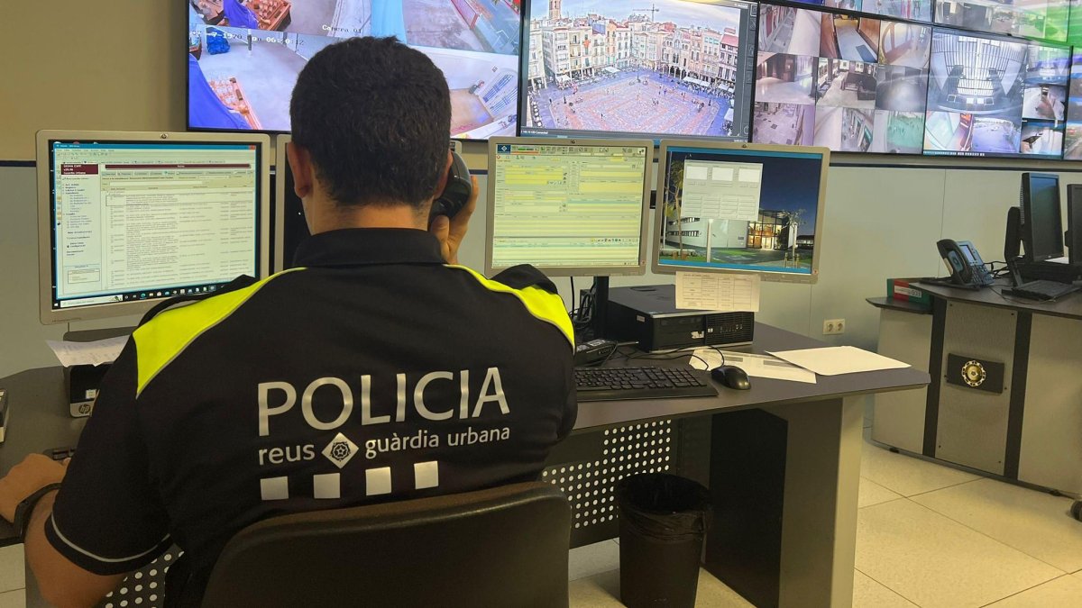 Fotografia d’arxiu d’un agent de la Guàrdia Urbana de Reus, consultant les càmeres de videovigilància.