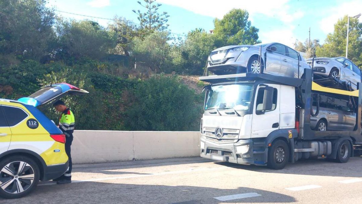 Els agents van constatar que el camioner presentava una taxa d’alcoholèmia superior a la permesa.