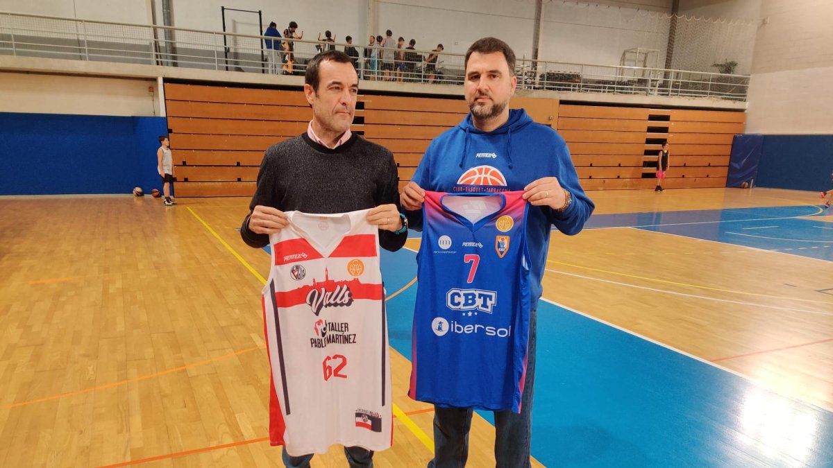 6798_508 A la izquierda, el técnico del CB Valls Miki Larraz y, a la derecha, el entrenador del CB Tarragona, Toni Larramona.