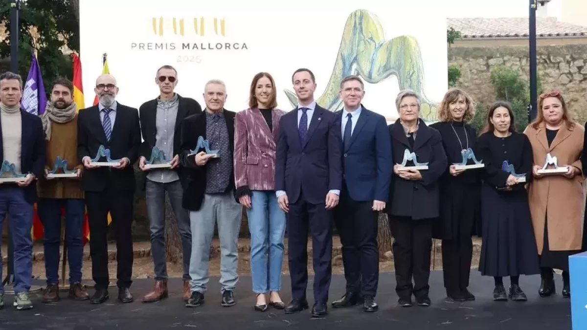 Todos los galardonados y las autoridades políticas del Consejo de Mallorca, con Òscar Palazón (tercero por la izquierda).