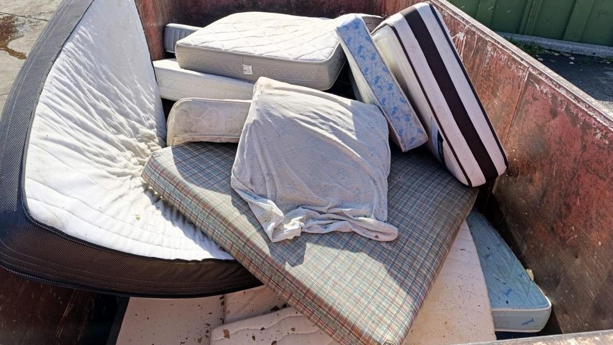 A la planta de voluminosos de la ciutat arriben objectes com matalassos, cadires, sofàs i palets.
