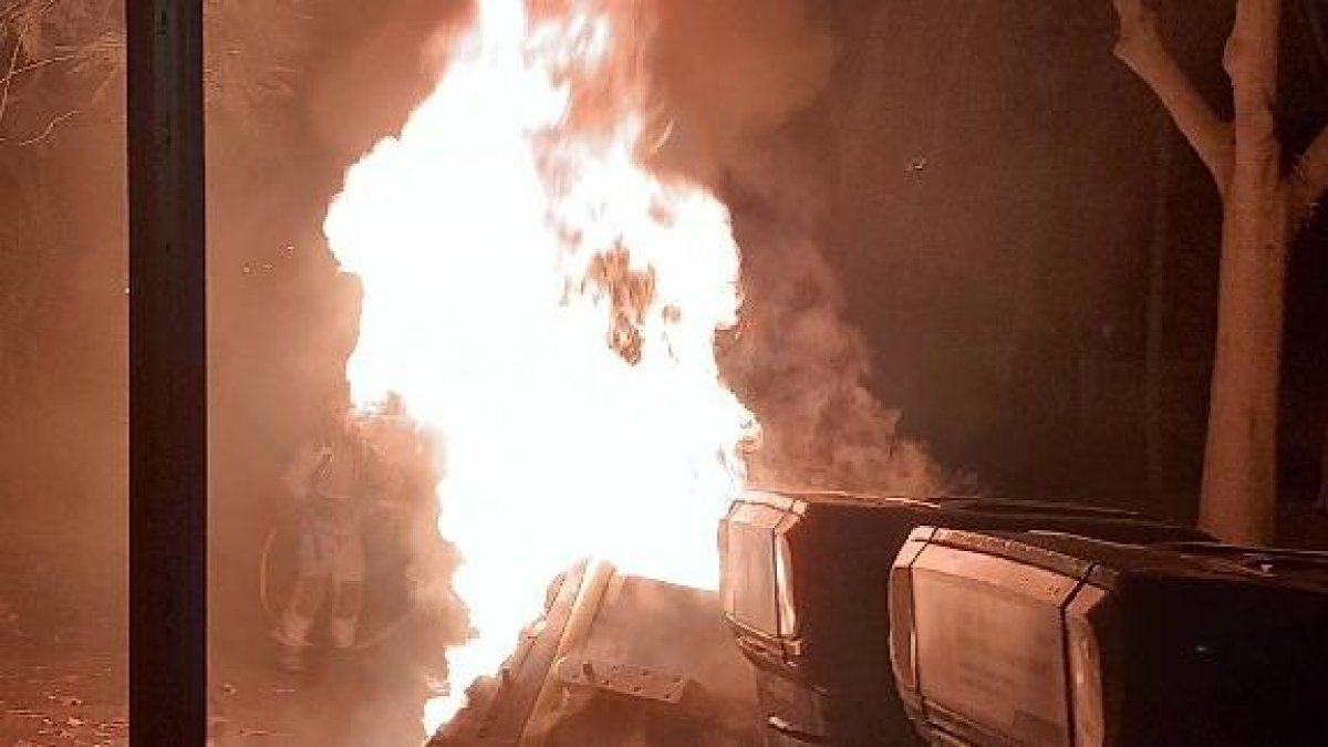 Imatge d'arxiu d'un incendi de contenidor.