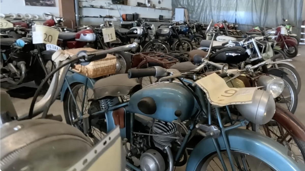 Imatge del vídeo que mostra la col·lecció de vehicles clàssics