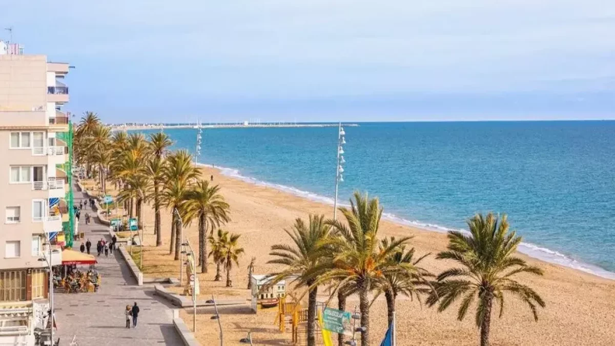 Imatge del passeig marítim de Calafell al costat de la platja.