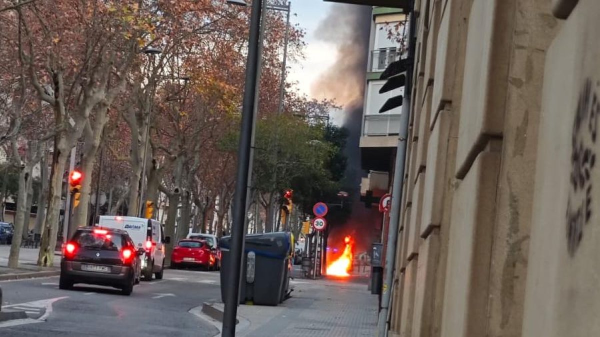 Imatge de l'incendi de contenidor al passeig de Sunyer de Reus.