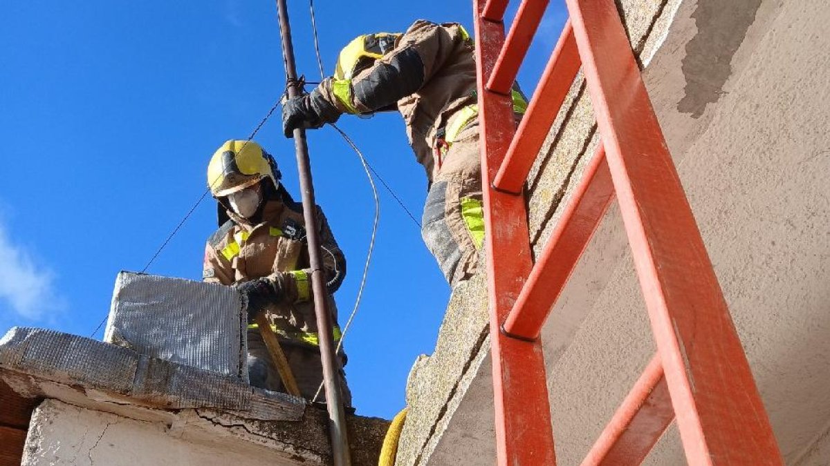Els bombers treballant en l'incendi d'una xemeneia a Prades.