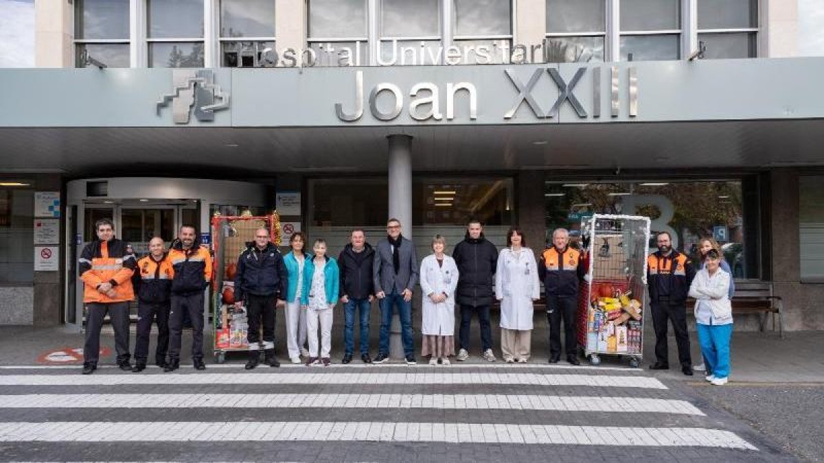 Representantes del Ayuntamiento de la Pobla y de Dow delante del Hospital Joan XXIII de Tarragona