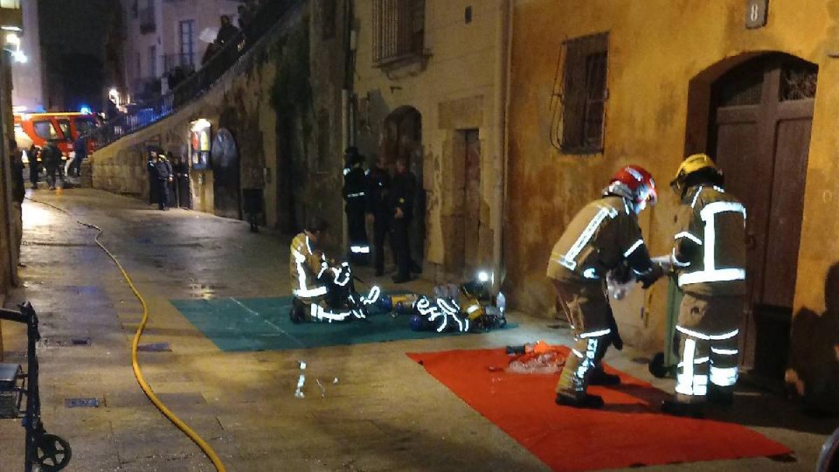 Imatge dels Bombers treballant en l'extinció de l'incendi a Tarragona