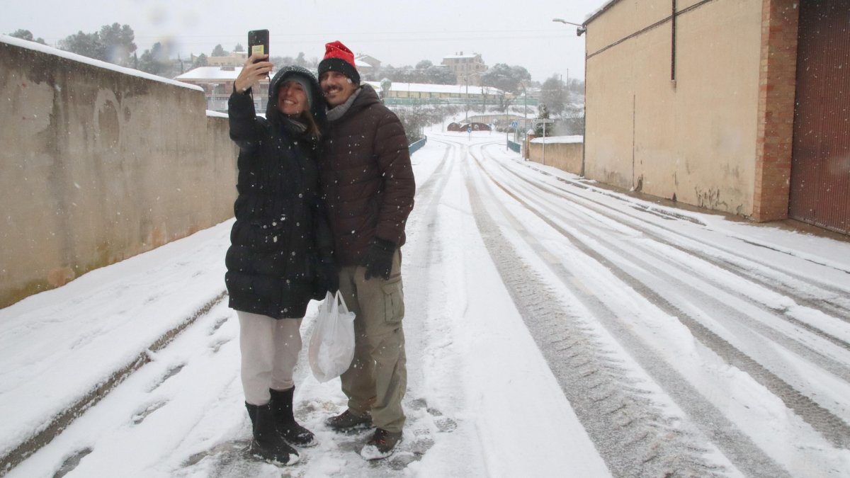 Una parella es fa una fotografia amb la nevada a Vimbodí i Poblet.