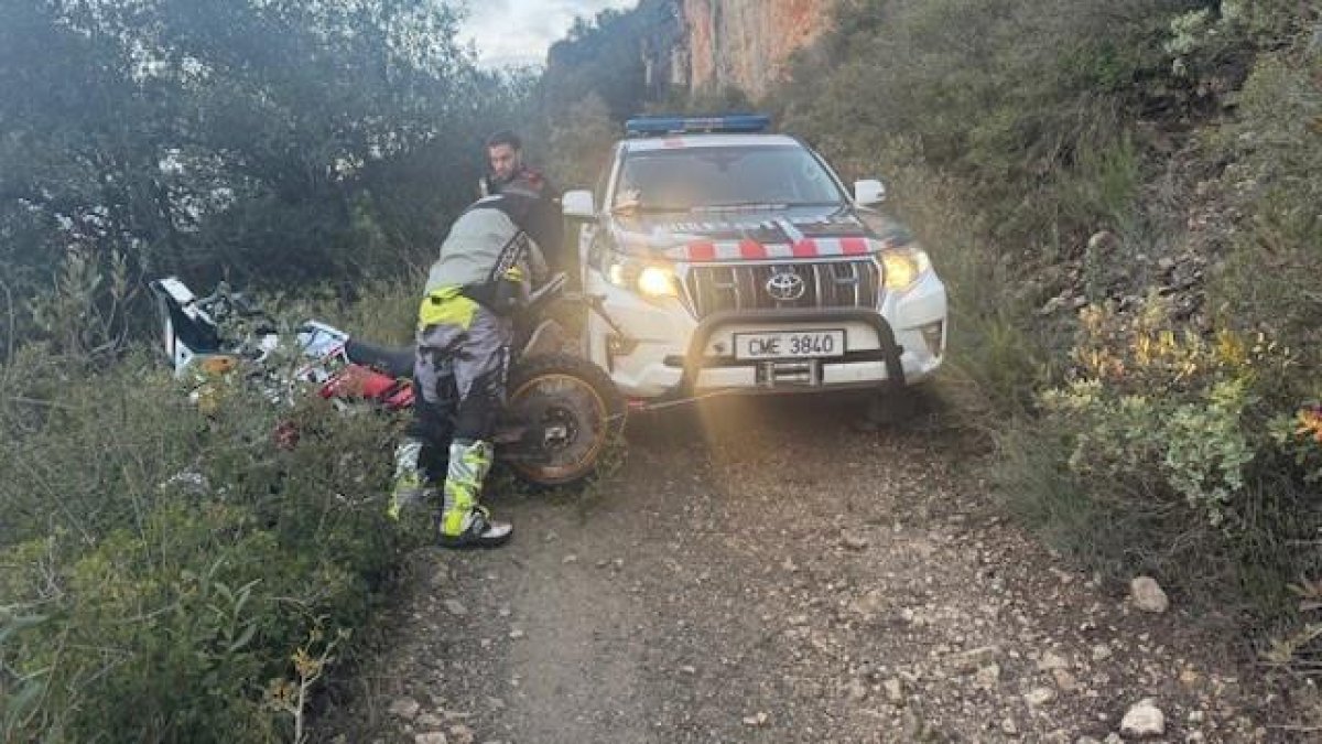 Los Mossos han ayudado a un motorista accidentado en una pista forestal de Fontcaldetes.